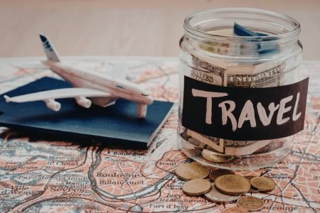 Cómo viajar al extranjero con presupuesto limitado: consejos de ahorro para ticos trotamundos